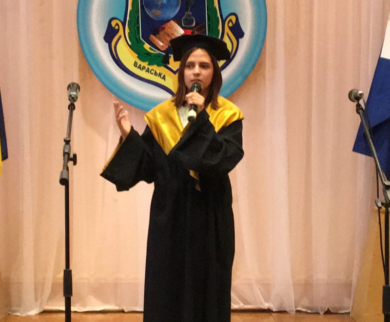 2.Тарасенко Олена захищає свої дослідження з астрономії